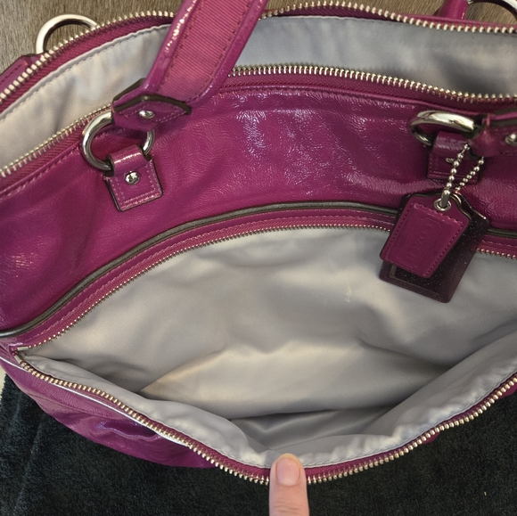 This Coach Poppy handbag in a rare raspberry purple is in like new condition! - Picture 7 of 7